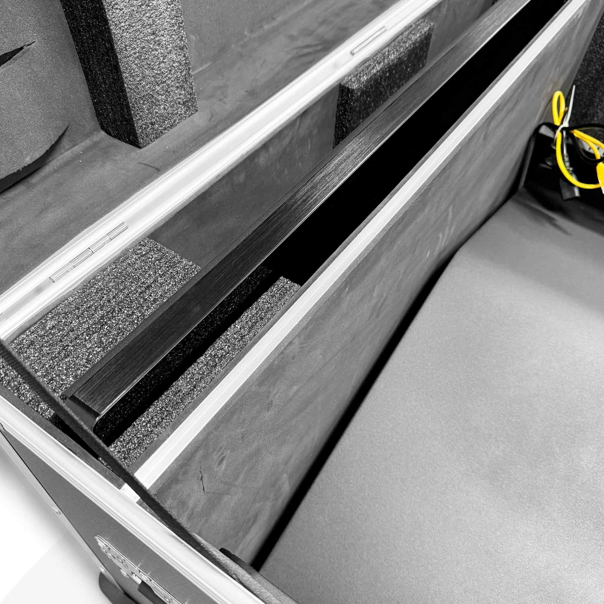 Flight Case para Digital Kiosk 43" DDT43 Base "K" - con Foam, Ruedas y Asas (10)