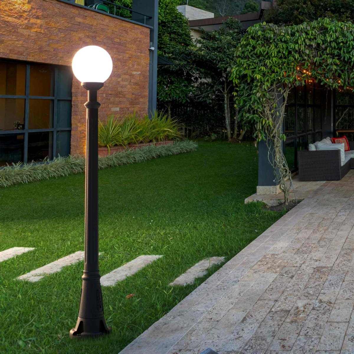 Farola exterior FUMAGALLI "GLOBO ARTU/G250" - 8.5W - E27 - CCT - Poste 1.5mts - Barcelona Led-Iluminación