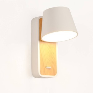 Wandlampe aus Holz