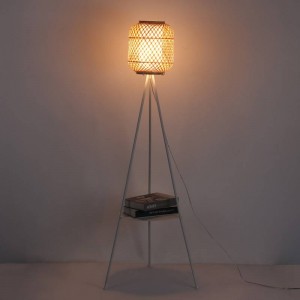 Korblampe mit kleinem Tisch