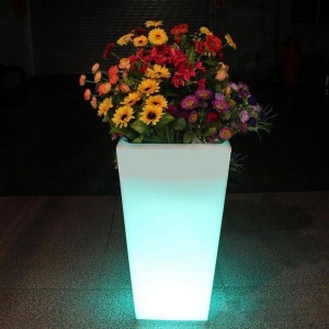 Weißes Harz RGBW LED Pflanzgefäß, 45x45x70cm, 24W, IP67, wiederaufladbar