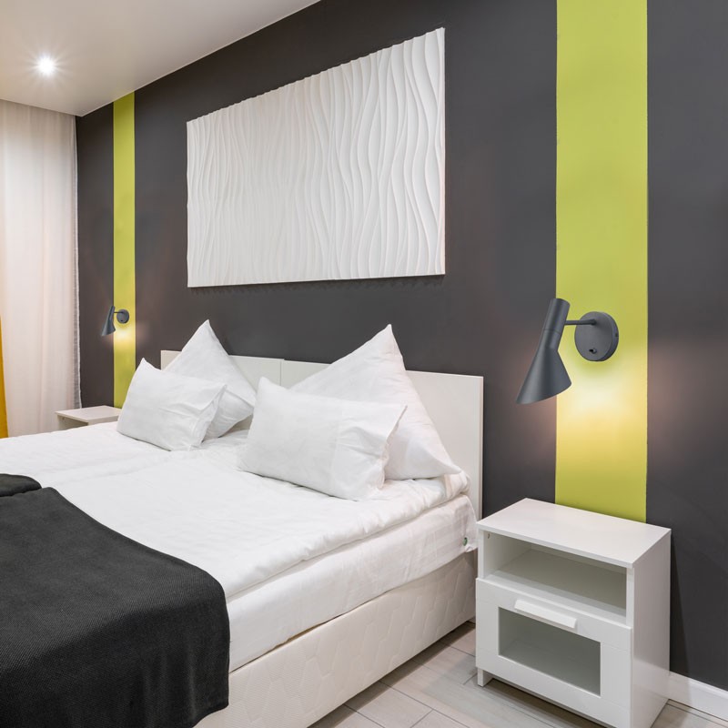 Graue Wandlampe mit Applikationen