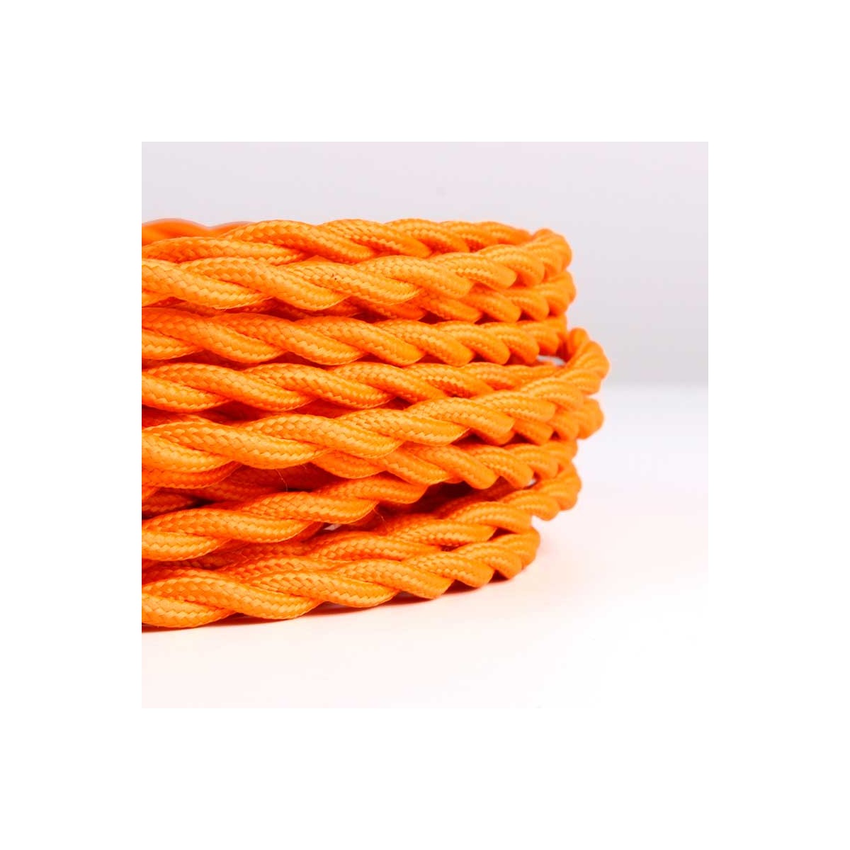 Kabel mit orangefarbenem, weichem Stoff mit Sojaeffekt überzogen