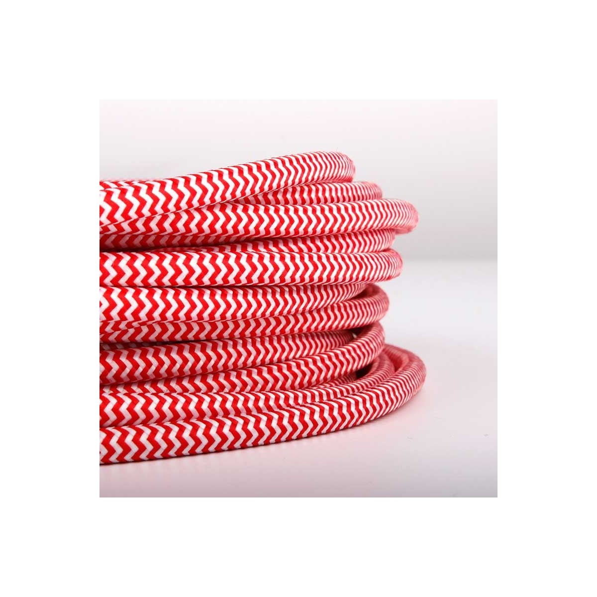 Rundes elektrisches Kabel mit Zickzack-Seideneffekt-Stoff ummantelt, rot und weiß