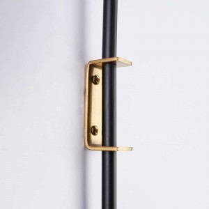 Wandleuchte „Bilsen“ mit Opalglaskugel, Kabel und Stecker - E27 - Wandhalterung in Gold und Schwarz