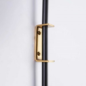 Wandleuchte „Bilsen“ mit Opalglaskugel, Kabel und Stecker - E27 - Wandhalterung in Gold und Schwarz