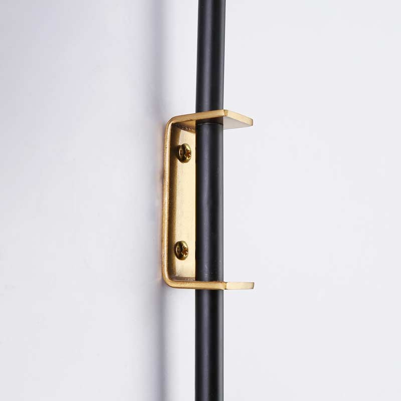 Wandleuchte „Bilsen“ mit Opalglaskugel, Kabel und Stecker - E27 - Wandhalterung in Gold und Schwarz