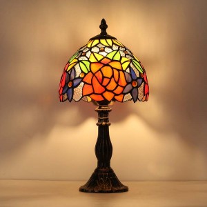 Von Tiffany inspirierte Lampe mit Glasdekor und Metallsockel