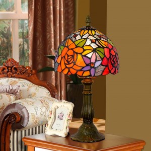 Von Tiffany inspirierte Lampe mit Glasdekor und Metallsockel