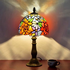 Von Tiffany inspirierte Lampe mit Glasdekor und Metallsockel