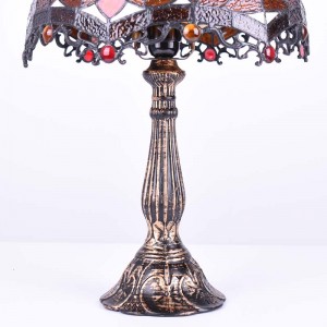 Von Tiffany inspirierte Lampe mit Blumenmosaik aus Glas