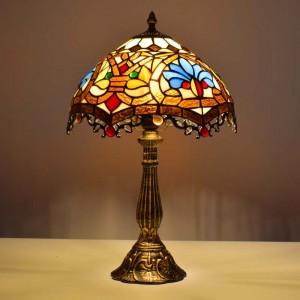 Von Tiffany inspirierte Lampe mit Blumenmosaik aus Glas