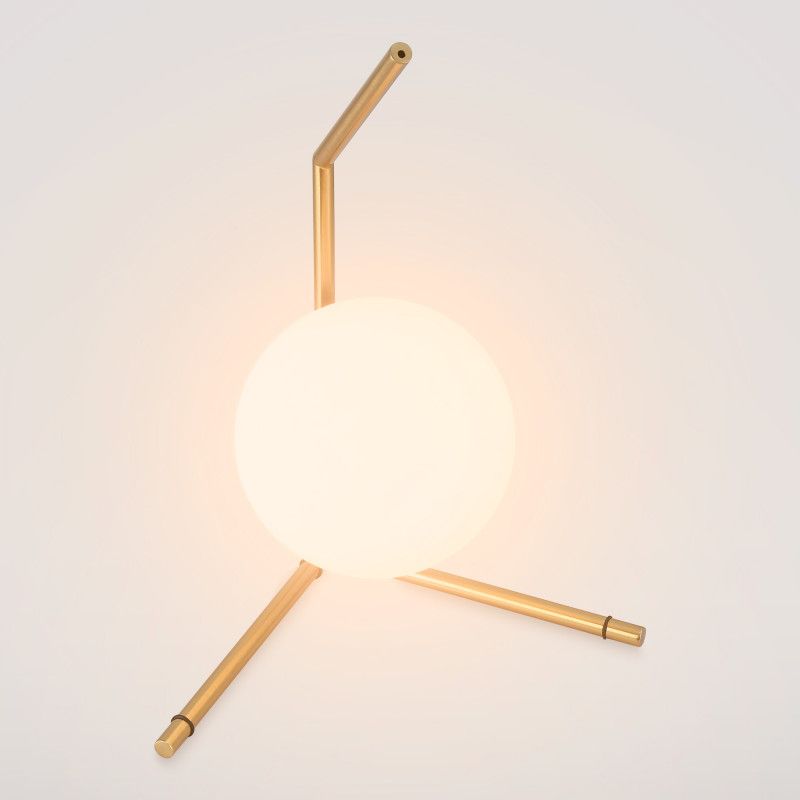 Tischleuchte „Octo“ mit Opalglaskugel - Inspiration FLOS IC - ikonische Lampe Interieur