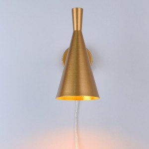 Wall lamp on