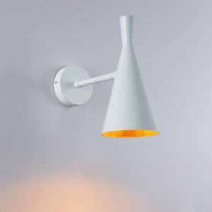 Wall lamp on
