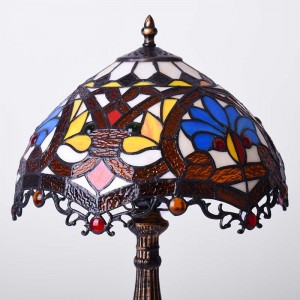 Tiffany-inspired lamp with floral mosaic in crystal