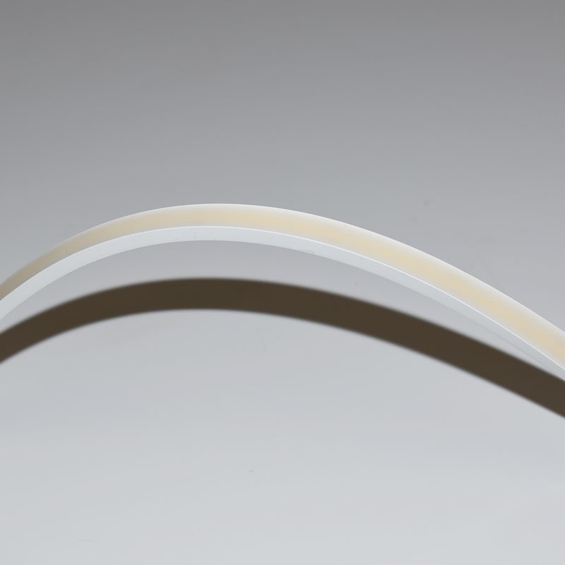 detalle de neón flexible blanco frio