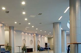 focos led profesionales en recinto amplio colocados en hilera
