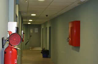 estancia con luces de emergencia en caso de corte de luz
