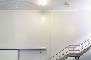Escalera de emergencia con luces led de evacuacion en caso de urgencia