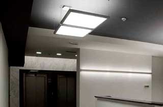 Paneles led de 60x30cm colgados del techo en oficinas