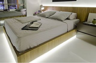 Cama decorada con tiras led debajo del somier