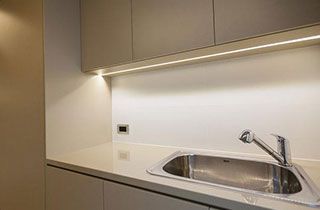 Perfil de tiras led instalado en cocina moderna