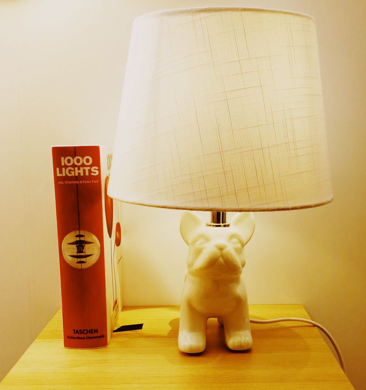 lámpara de mesa con forma perro