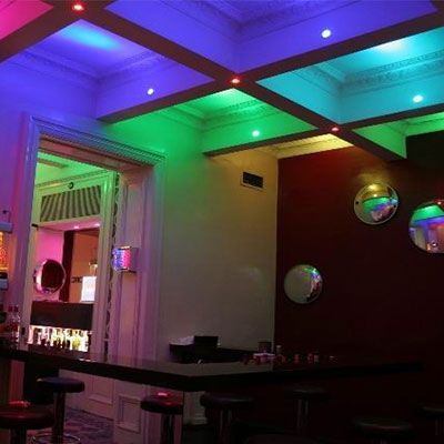 ambiente decorado con bombillas de colores RGB del tipo dicroicas