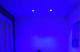 salón con iluminación led azul