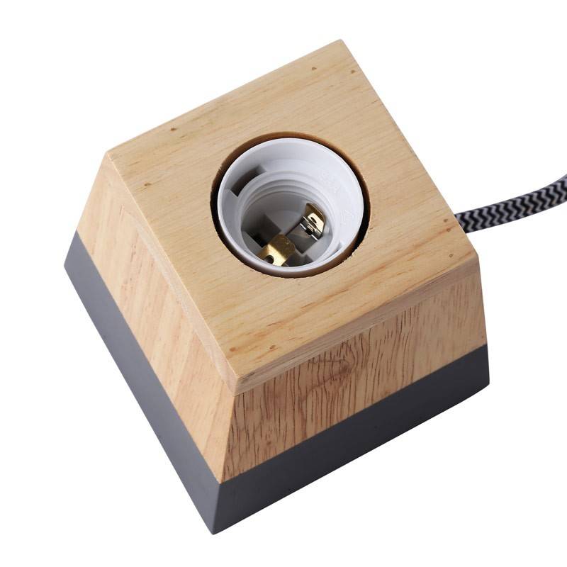 Lampada da tavolo in legno "LAKA". Lampada da tavolo in legno "LAKA".