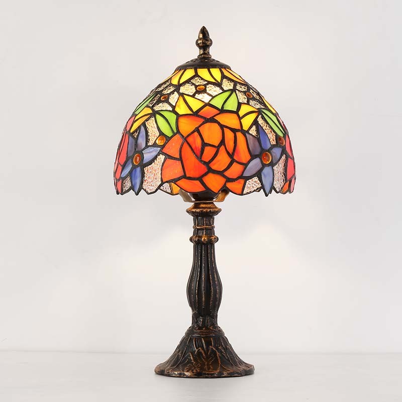 Lampada di ispirazione Tiffany con mosaico di rose in vetro Lampada di ispirazione Tiffany con mosaico di rose in vetro