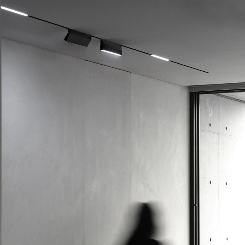 Faretto lineare orientabile LED per binario magnetico 48V - 6W - UGR16 Faretto lineare orientabile LED per binario magnetico 48V - 6W - UGR16