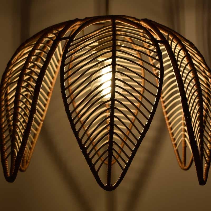 Lampada a sospensione in rattan "Bintan" a forma di fiore con interruttore e spina Lampada a sospensione in rattan "Bintan" a forma di fiore con interruttore e spina