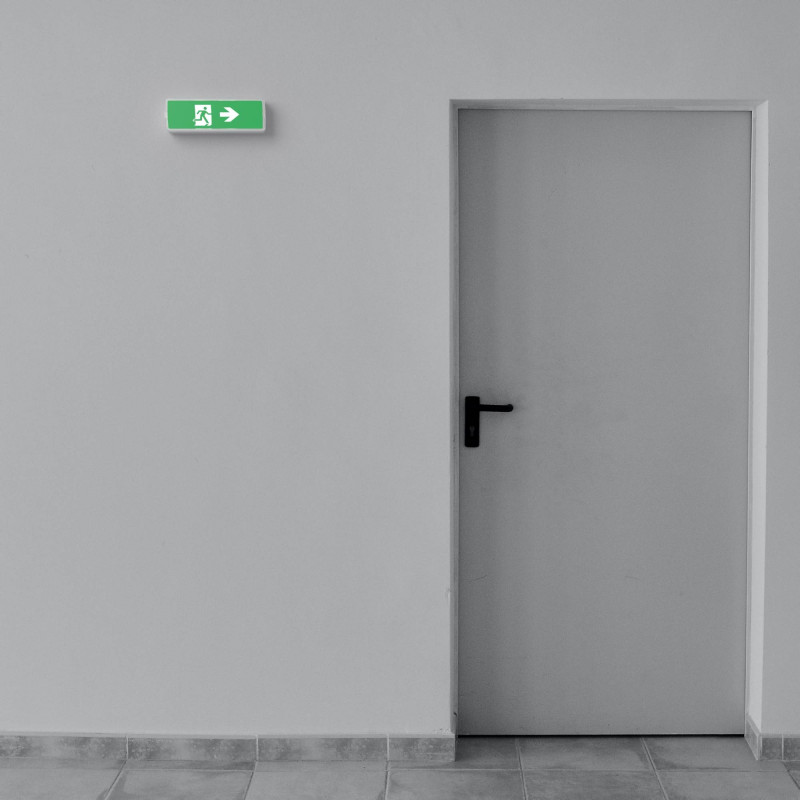 KIT Pittogramma autoadesivo "Uscita a destra" + Luce di emergenza 3W KIT Pittogramma autoadesivo "Uscita a destra" + Luce di emergenza 3W