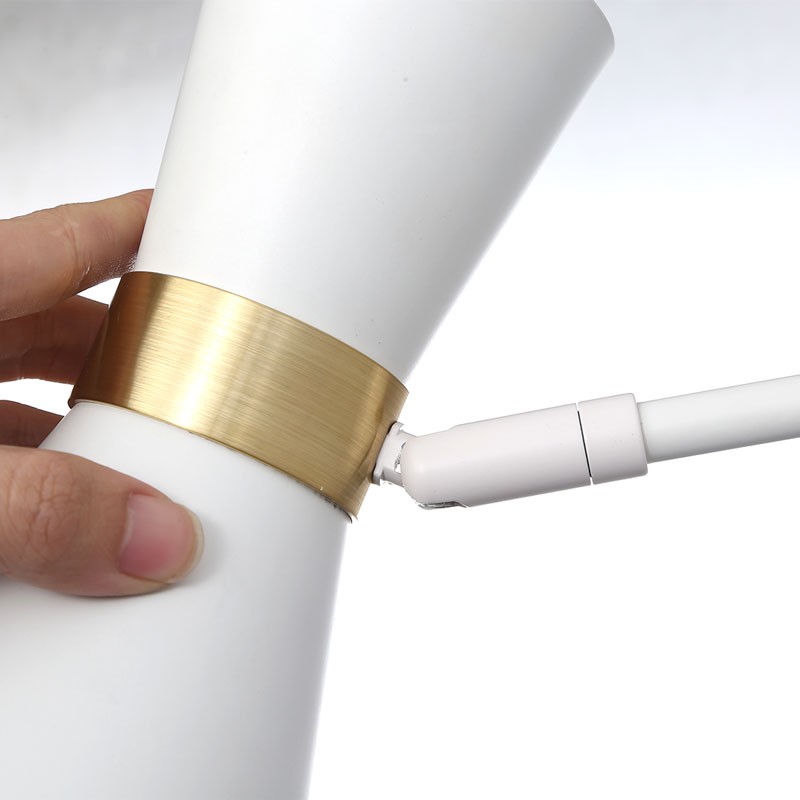 Wandlamp in Scandinavische stijl, wit en goud Wandlamp in Scandinavische stijl, wit en goud