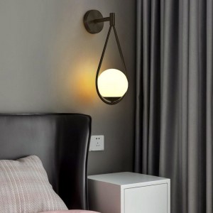 Clara" gouden glazen bol wandlamp