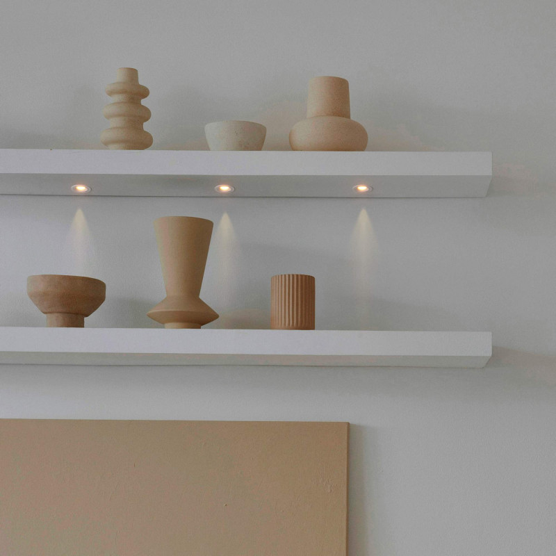 witte minidownlight op planken witte minidownlight op planken