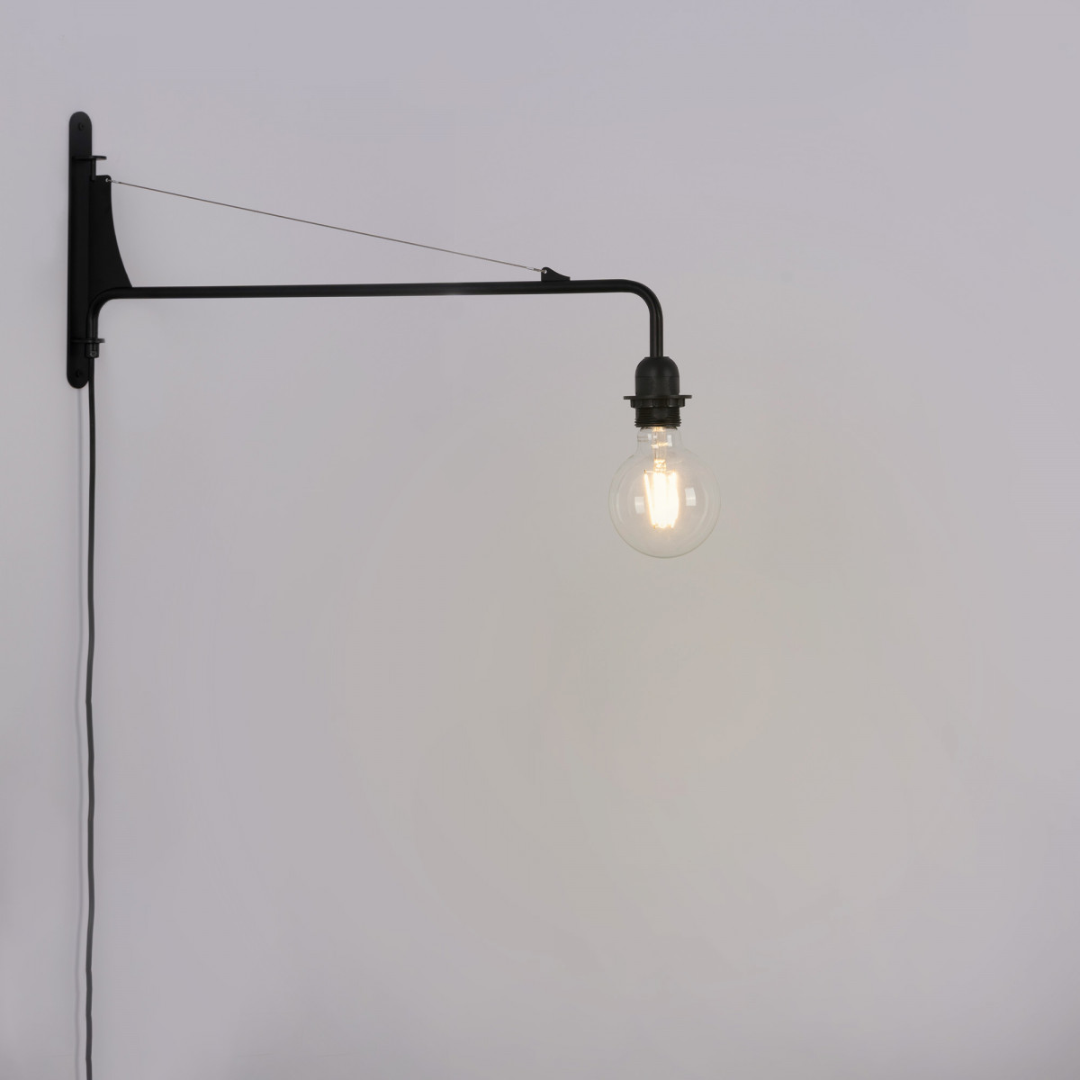 Regulowana lampa ścienna z kablem i wtyczką "Pitt".
