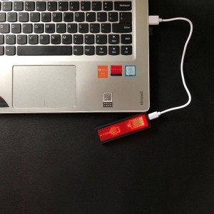Letreiro distintivo LED portátil texto programável vermelho com coração