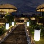 Vaso LED RGBW de Resina Branca, 40x80cm, 7W, IP65, sem fios Vaso LED RGBW de Resina Branca, 40x80cm, 7W, IP65, sem fios