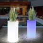 Vaso LED RGBW de Resina Branca, 40x80cm, 5W, IP65, sem fios Vaso LED RGBW de Resina Branca, 40x80cm, 5W, IP65, sem fios