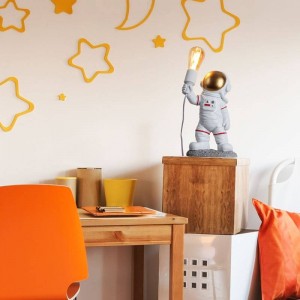 Candeeiros de mesa com astronautas