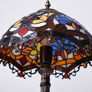 Candeeiro de inspiração tiffana com mosaico floral em vidro