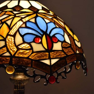 Candeeiro de inspiração tiffana com mosaico floral em vidro