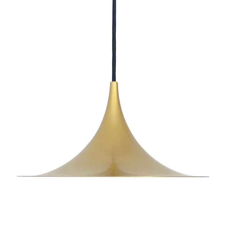 Lâmpada pendente dourada em forma de cone inspiração no design da luminária GUBI