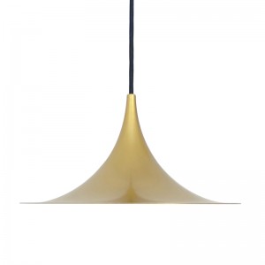 Lâmpada pendente dourada em forma de cone inspiração no design da luminária GUBI