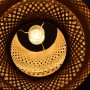As tramas de vime criam um efeito visual na luminária incrível