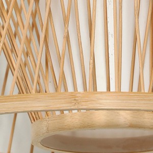 Lâmpada pendente com tiras de bambu formando elegantes linhas de fibras naturais
