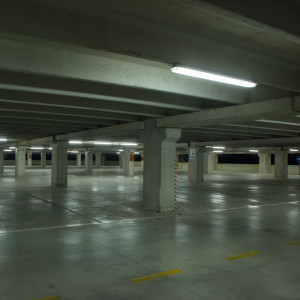 Tubos LED para iluminação de parques de estacionamento,
